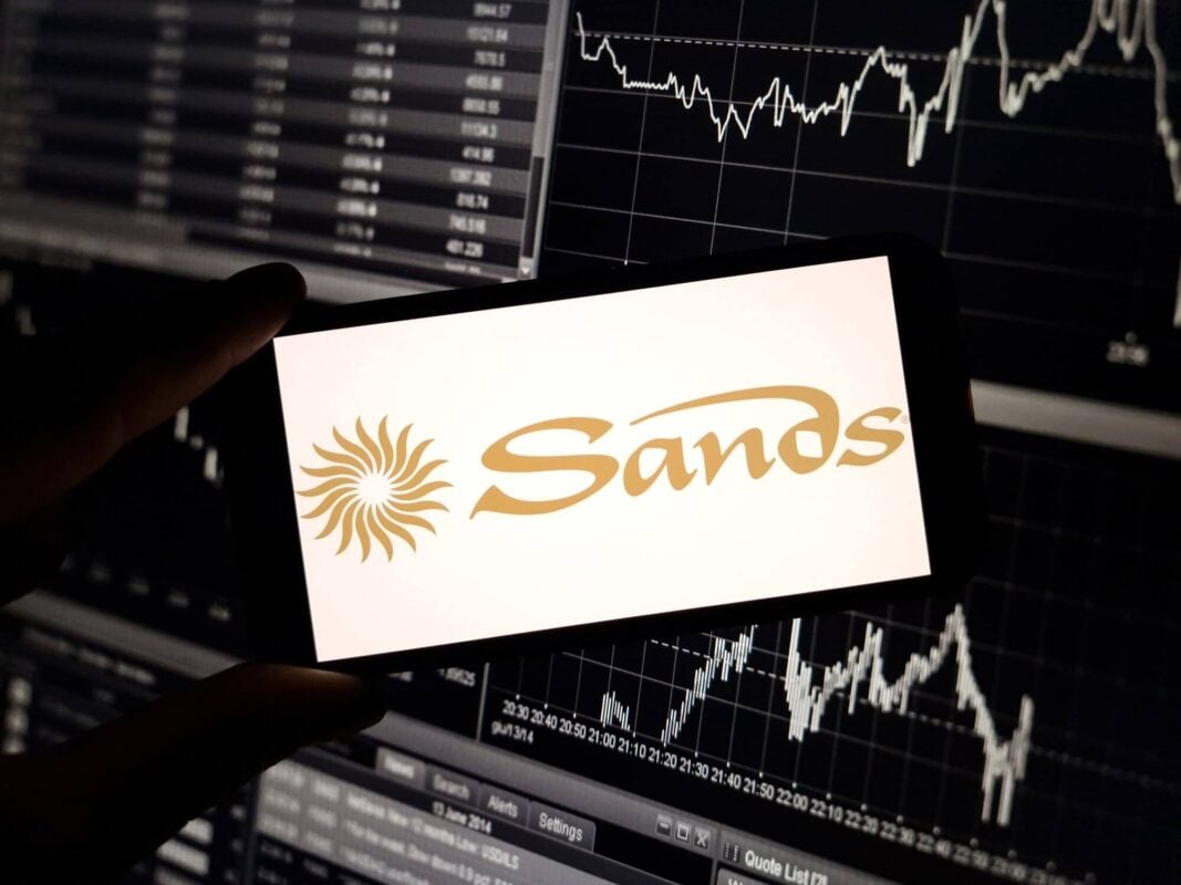 Las Vegas Sands (LVS) Stock Drops as Insiders Cash Out $207M and Morgan Stanley Cuts Price Target